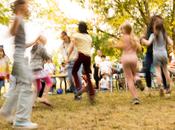 Kinder tanzen im Rhythmus und erkunden Bewegungen zu Musik im Freien