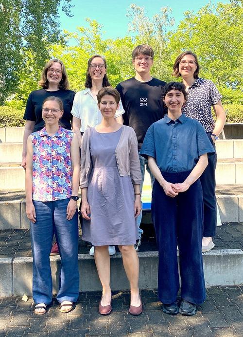 Bei der Eröffnung des Dahlem Centers for Linguistics am 20.06.2025 (Von links nach rechts. Oben: Aleksandra Uttenweiler, Marianna Lohmann, Maximilian Frankowsky, Eva Kosmata. Unten: Wiebke Richter, Barbara Schlücker, Luciel Zitzmann)